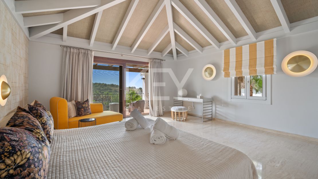Unique Villa to invest with huge plot and sea views in El Paraíso Alto, Benahavis