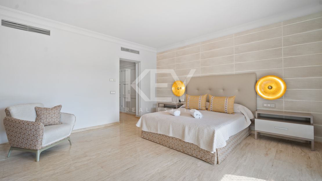 Unique Villa to invest with huge plot and sea views in El Paraíso Alto, Benahavis