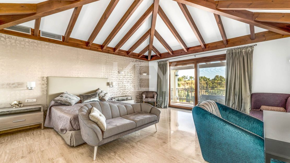 Unique Villa to invest with huge plot and sea views in El Paraíso Alto, Benahavis