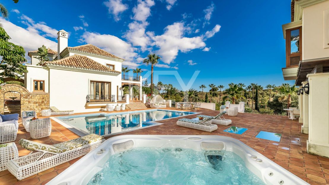 Unique Villa to invest with huge plot and sea views in El Paraíso Alto, Benahavis