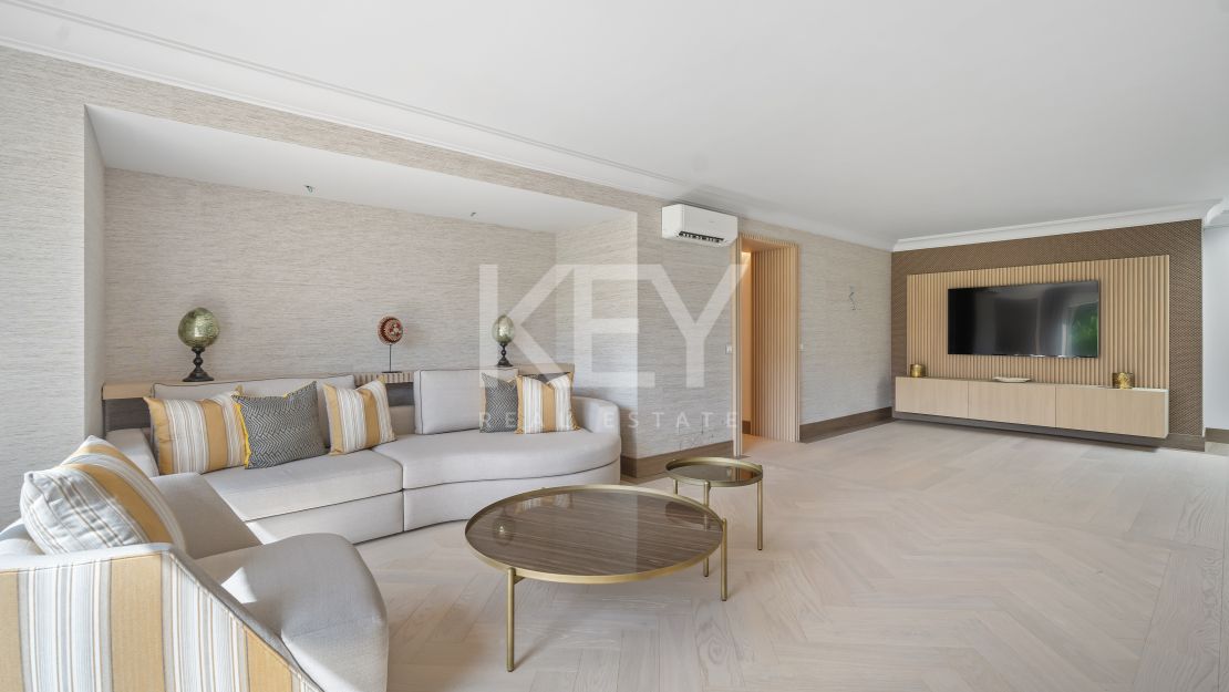 Unique Villa to invest with huge plot and sea views in El Paraíso Alto, Benahavis