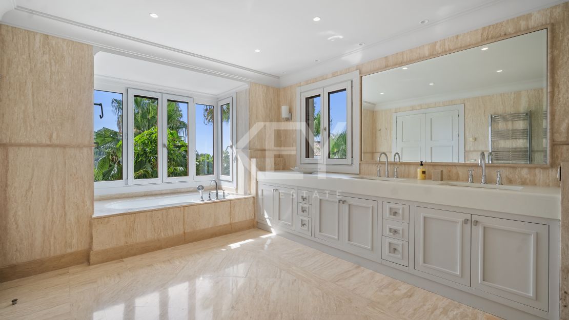 Unique Villa to invest with huge plot and sea views in El Paraíso Alto, Benahavis