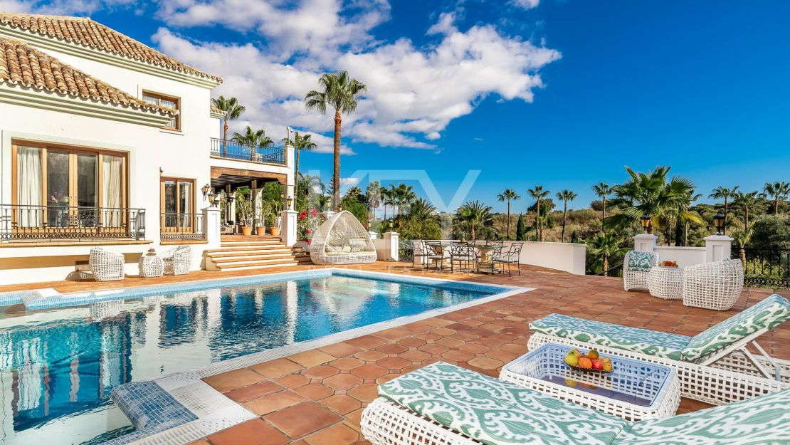 Unique Villa to invest with huge plot and sea views in El Paraíso Alto, Benahavis