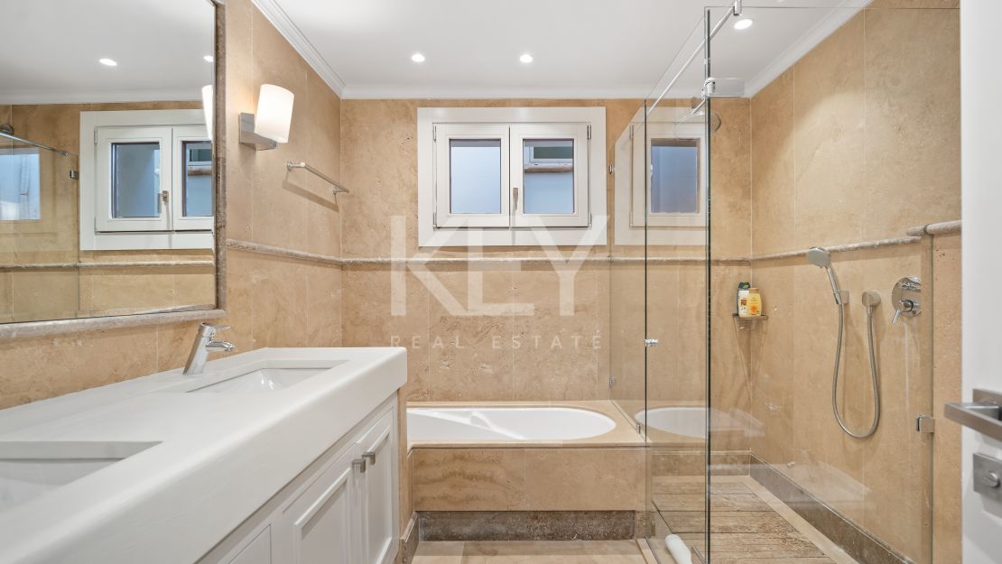 Unique Villa to invest with huge plot and sea views in El Paraíso Alto, Benahavis