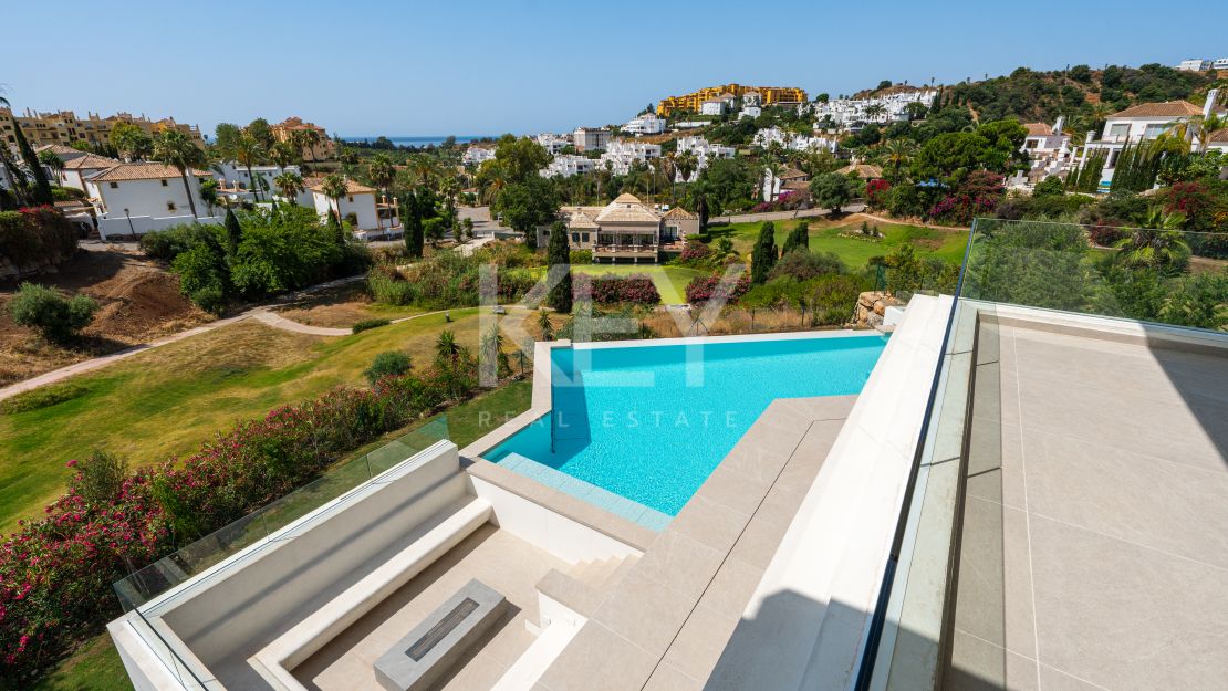 Moderna villa con vistas panorámicas al mar y al golf en La Resina Golf, Estepona Este