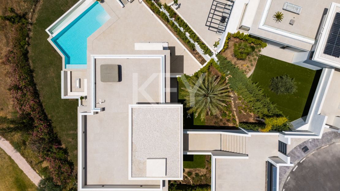 Moderna villa con vistas panorámicas al mar y al golf en La Resina Golf, Estepona Este