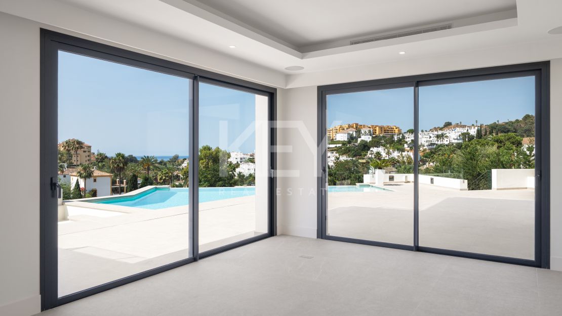 Moderna villa con vistas panorámicas al mar y al golf en La Resina Golf, Estepona Este