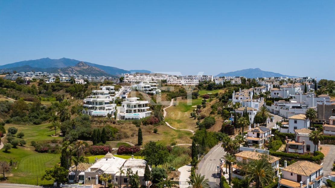 Moderna villa con vistas panorámicas al mar y al golf en La Resina Golf, Estepona Este