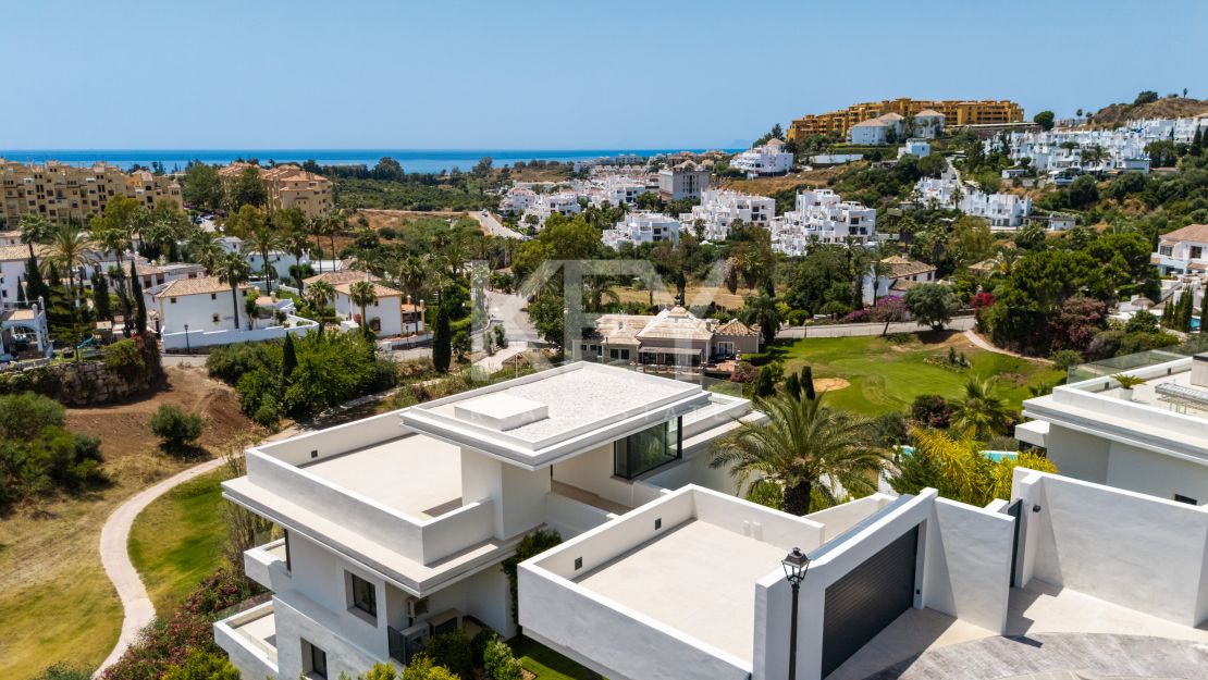 Moderna villa con vistas panorámicas al mar y al golf en La Resina Golf, Estepona Este