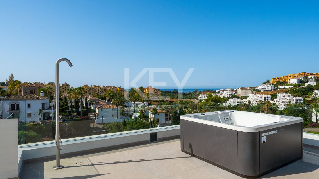 Moderna villa con vistas panorámicas al mar y al golf en La Resina Golf, Estepona Este