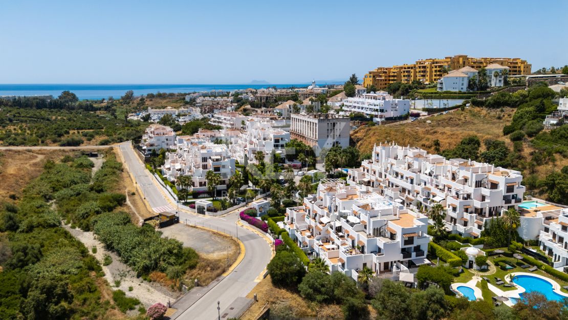 Moderna villa con vistas panorámicas al mar y al golf en La Resina Golf, Estepona Este