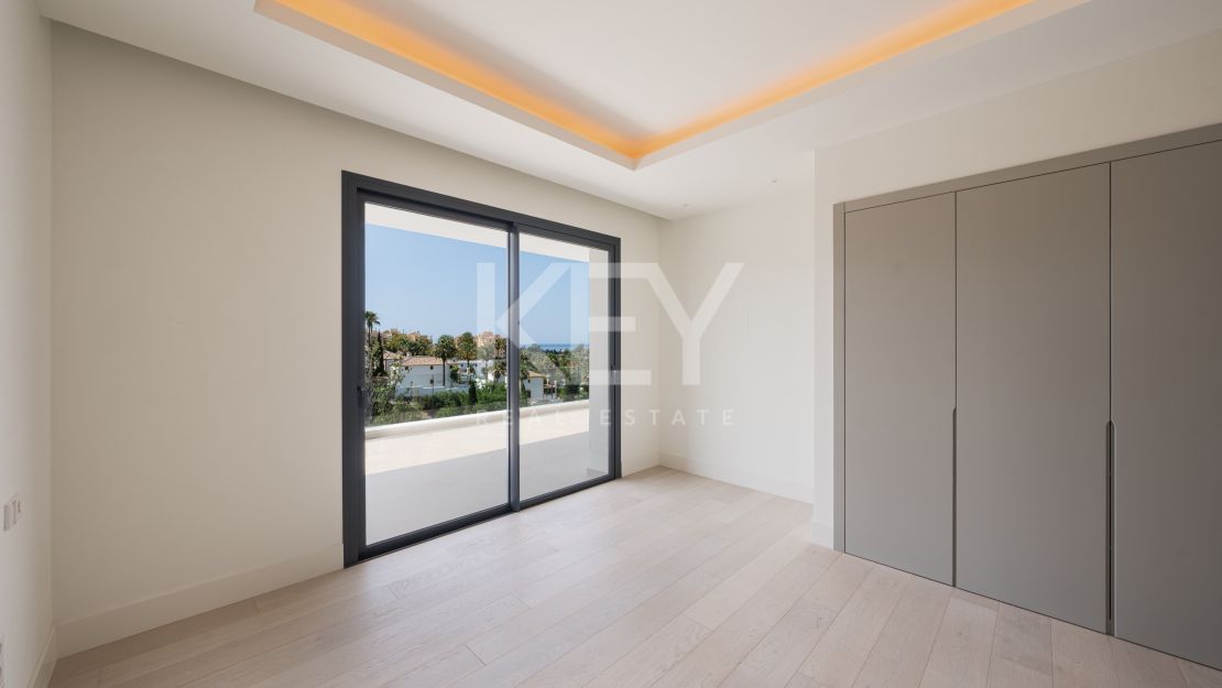 Moderna villa con vistas panorámicas al mar y al golf en La Resina Golf, Estepona Este