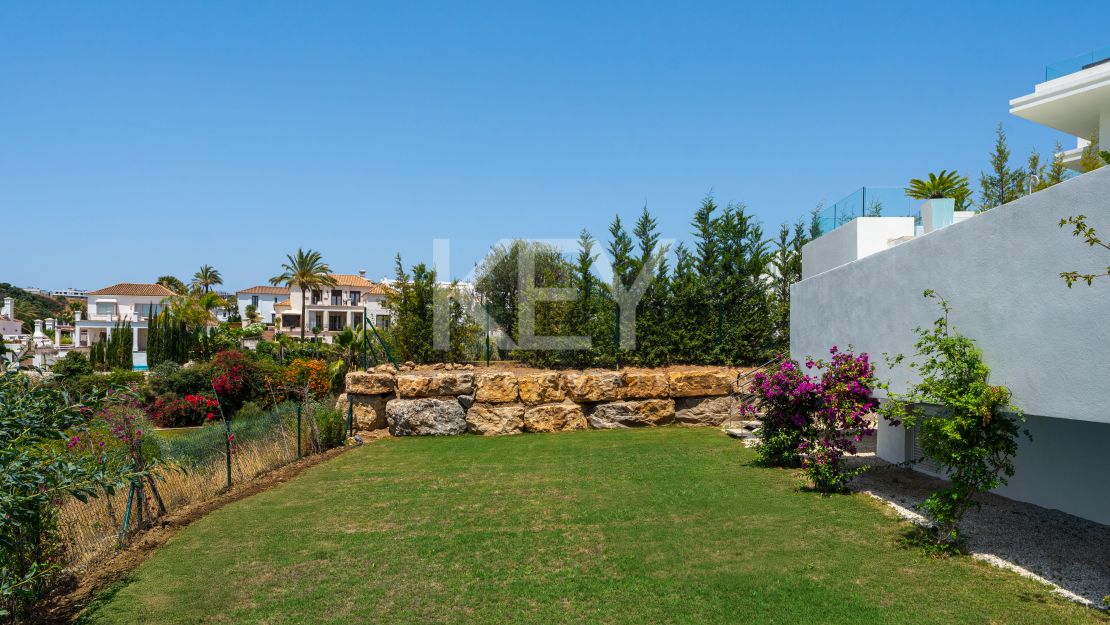 Moderna villa con vistas panorámicas al mar y al golf en La Resina Golf, Estepona Este