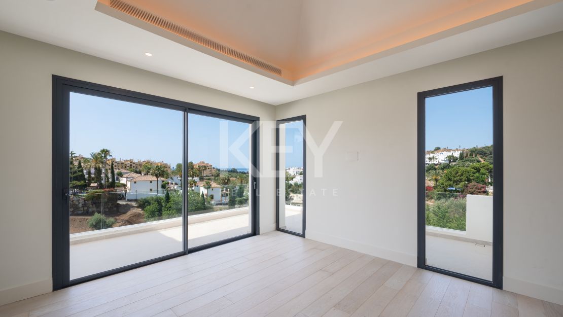 Moderna villa con vistas panorámicas al mar y al golf en La Resina Golf, Estepona Este