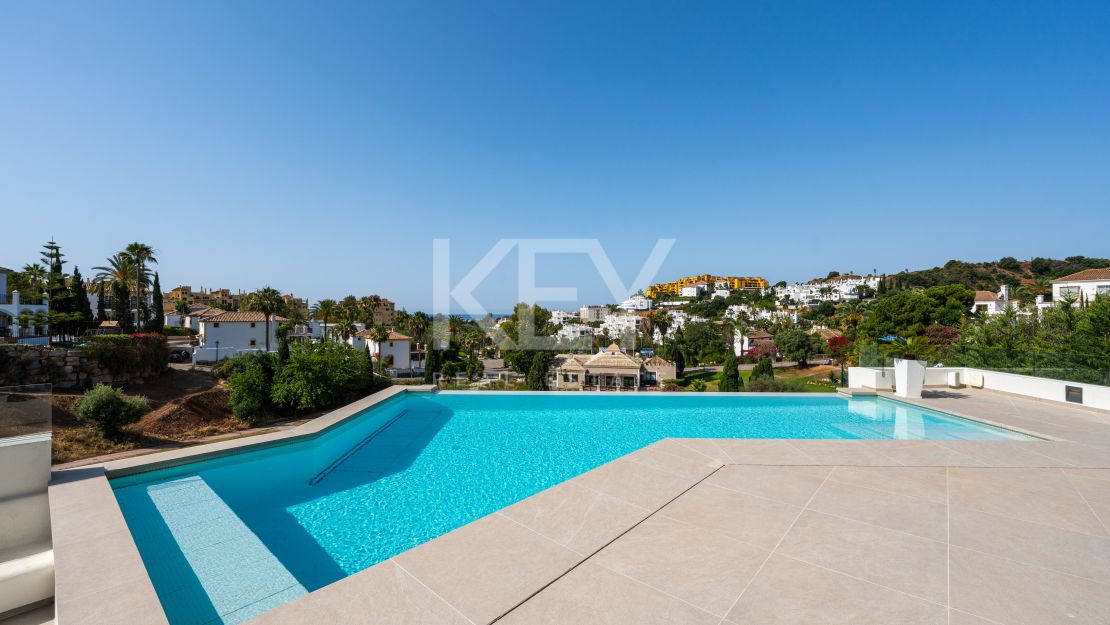 Moderna villa con vistas panorámicas al mar y al golf en La Resina Golf, Estepona Este
