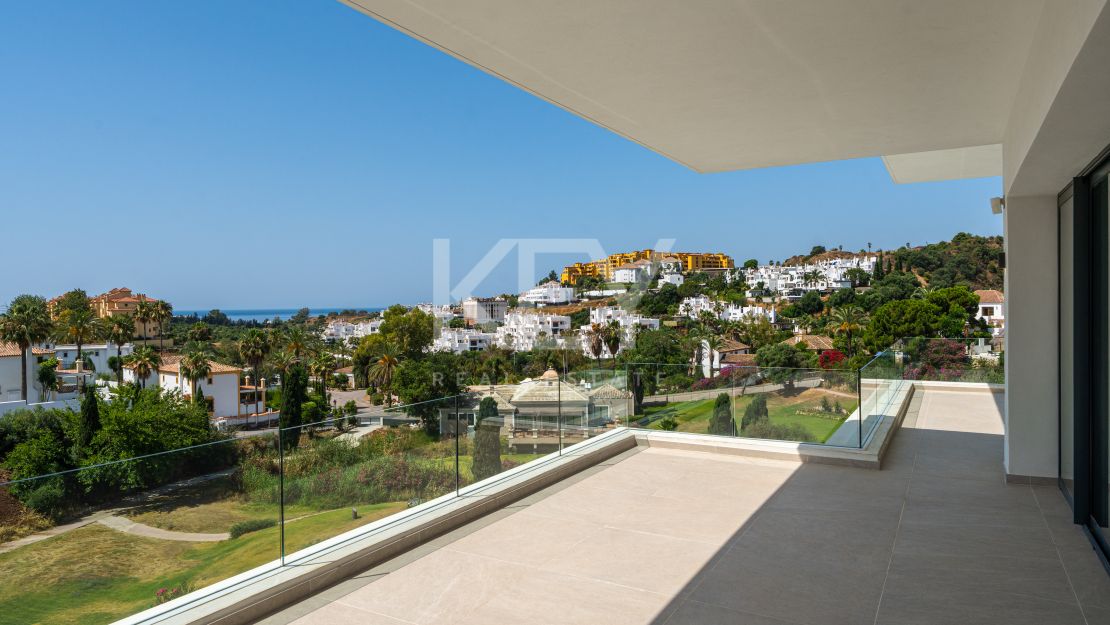 Moderna villa con vistas panorámicas al mar y al golf en La Resina Golf, Estepona Este