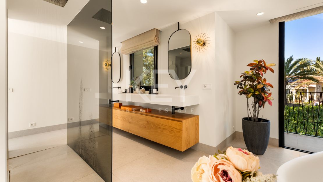 Elegante Villa Matilda a solo 100 metros de las mejores playas en La Reserva de Los Monteros, Marbella Este