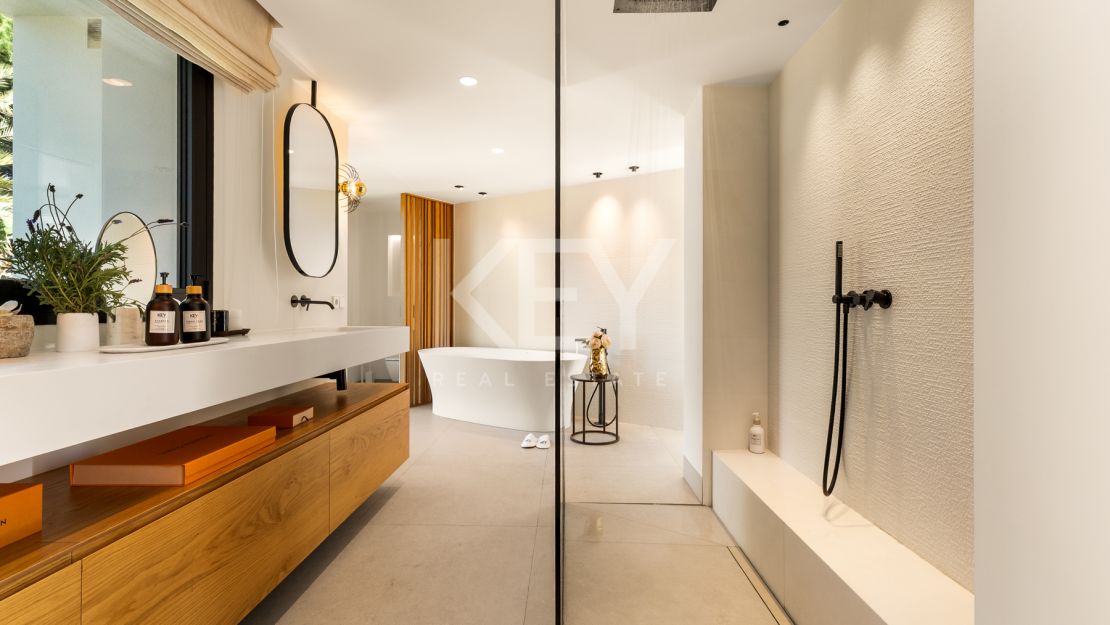 Elegante Villa Matilda a solo 100 metros de las mejores playas en La Reserva de Los Monteros, Marbella Este