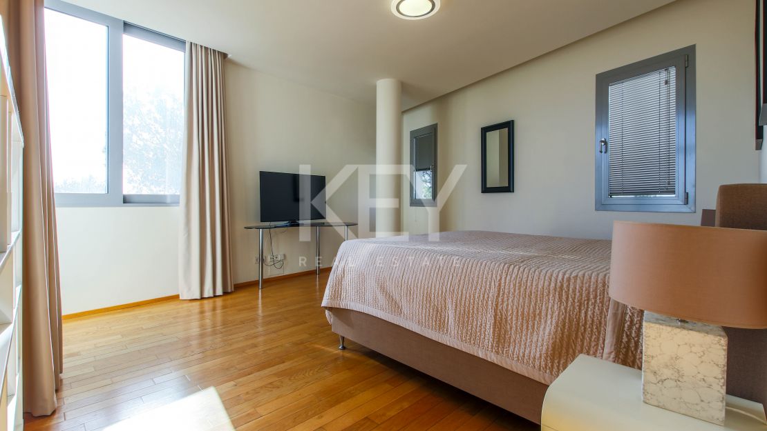 Moderna casa adosada en alquiler de larga temporada en la urbanización Sierra Blanca, Milla de Oro, Marbella