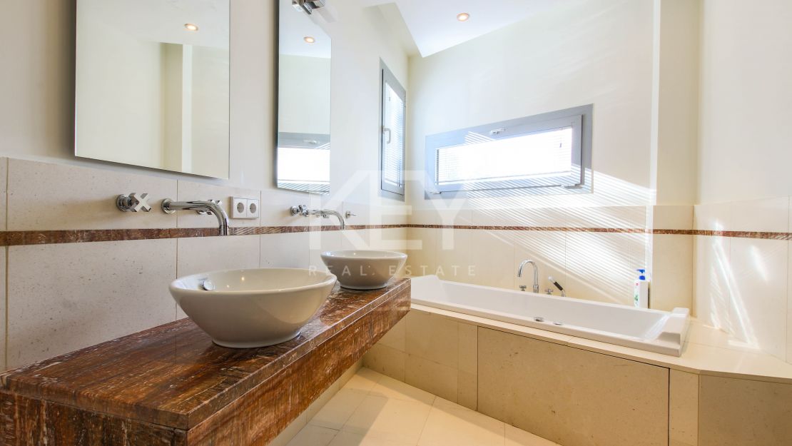 Moderna casa adosada en alquiler de larga temporada en la urbanización Sierra Blanca, Milla de Oro, Marbella