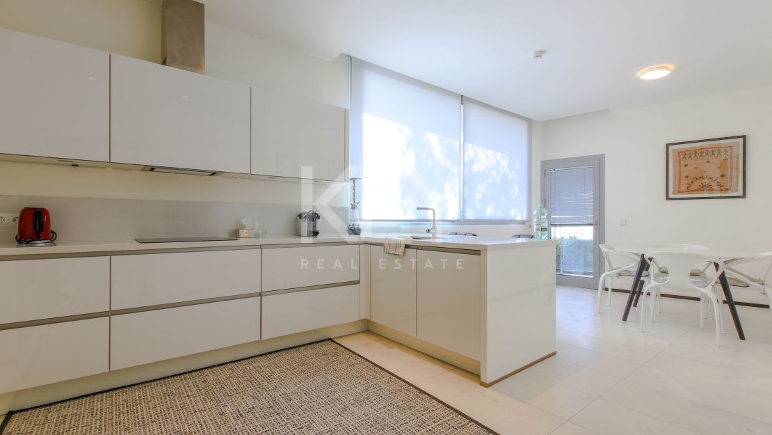 Moderna casa adosada en alquiler de larga temporada en la urbanización Sierra Blanca, Milla de Oro, Marbella