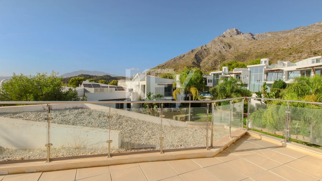 Moderna casa adosada en alquiler de larga temporada en la urbanización Sierra Blanca, Milla de Oro, Marbella