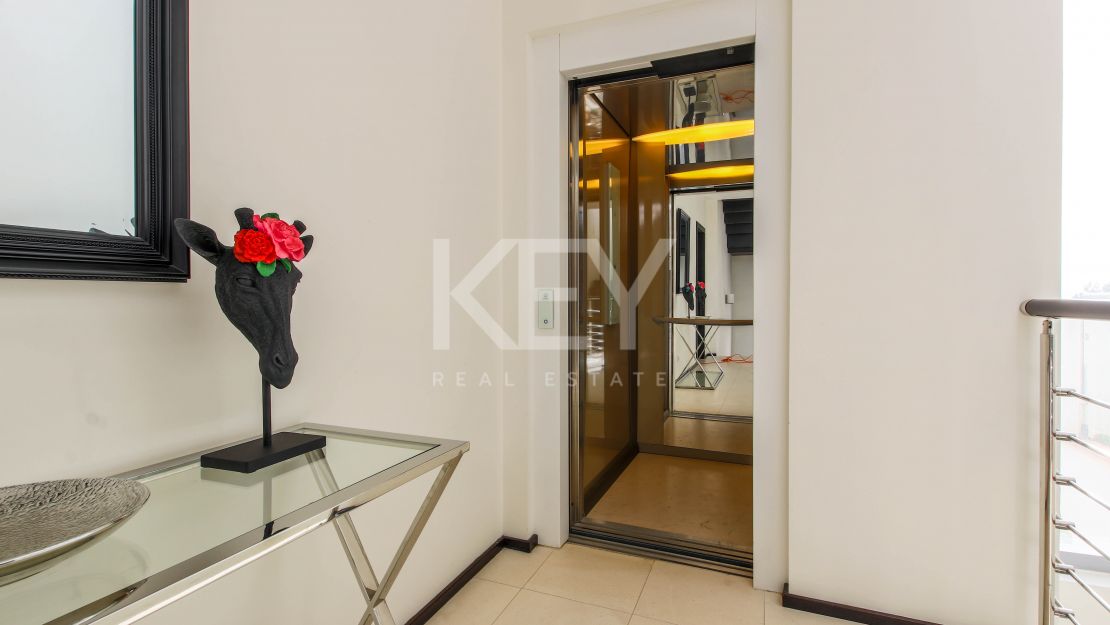 Moderna casa adosada en alquiler de larga temporada en la urbanización Sierra Blanca, Milla de Oro, Marbella