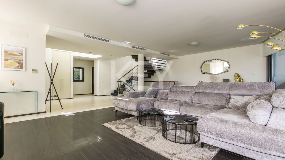 Moderna casa adosada en alquiler de larga temporada en la urbanización Sierra Blanca, Milla de Oro, Marbella