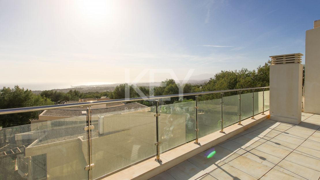 Moderna casa adosada en alquiler de larga temporada en la urbanización Sierra Blanca, Milla de Oro, Marbella