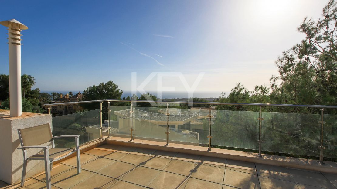 Moderna casa adosada en alquiler de larga temporada en la urbanización Sierra Blanca, Milla de Oro, Marbella