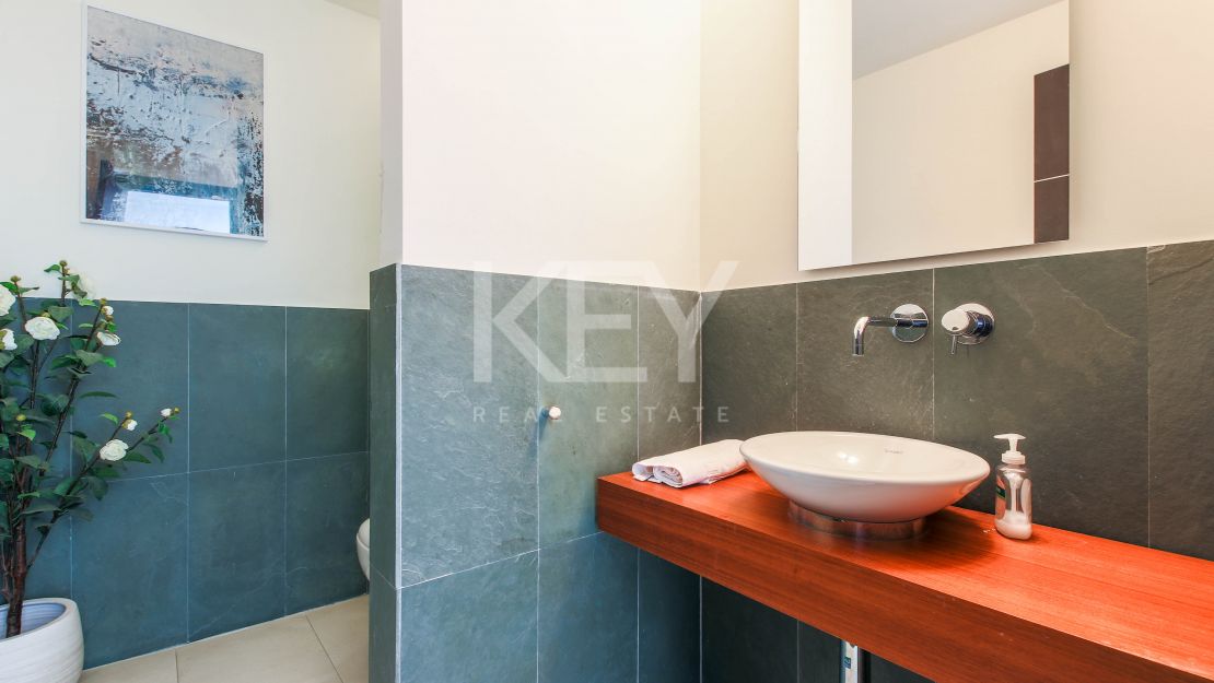 Moderna casa adosada en alquiler de larga temporada en la urbanización Sierra Blanca, Milla de Oro, Marbella