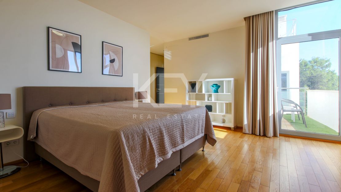 Moderna casa adosada en alquiler de larga temporada en la urbanización Sierra Blanca, Milla de Oro, Marbella