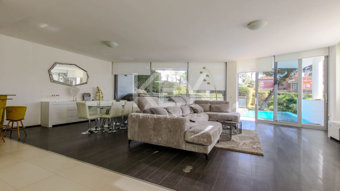 Moderna casa adosada en alquiler de larga temporada en la urbanización Sierra Blanca, Milla de Oro, Marbella