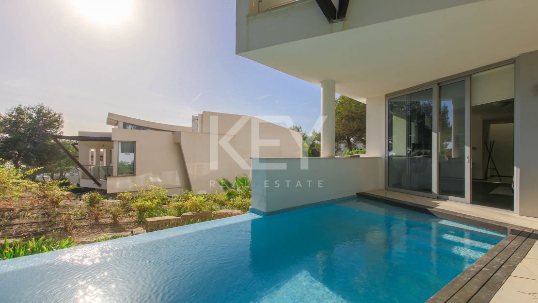 Moderna casa adosada en alquiler de larga temporada en la urbanización Sierra Blanca, Milla de Oro, Marbella