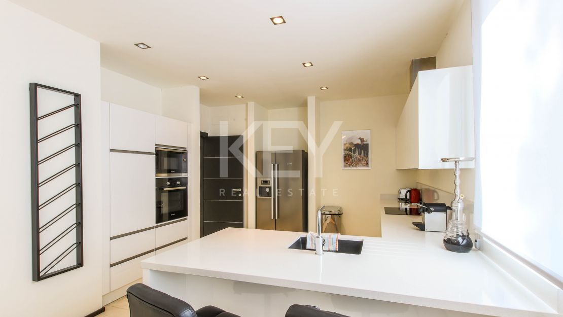 Moderna casa adosada en alquiler de larga temporada en la urbanización Sierra Blanca, Milla de Oro, Marbella