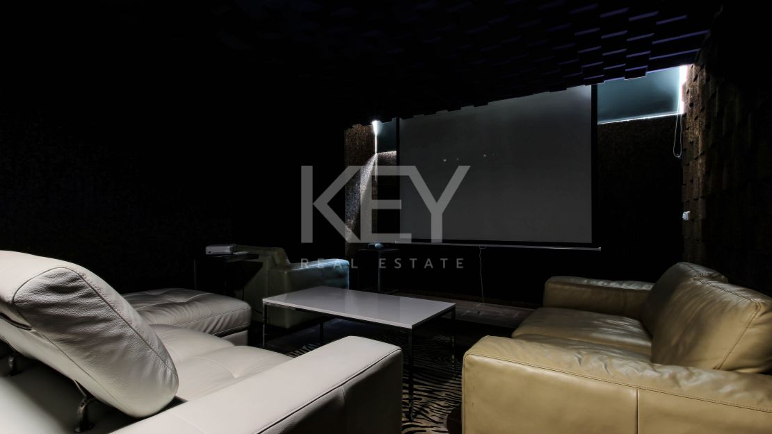 Moderna casa adosada en alquiler de larga temporada en la urbanización Sierra Blanca, Milla de Oro, Marbella