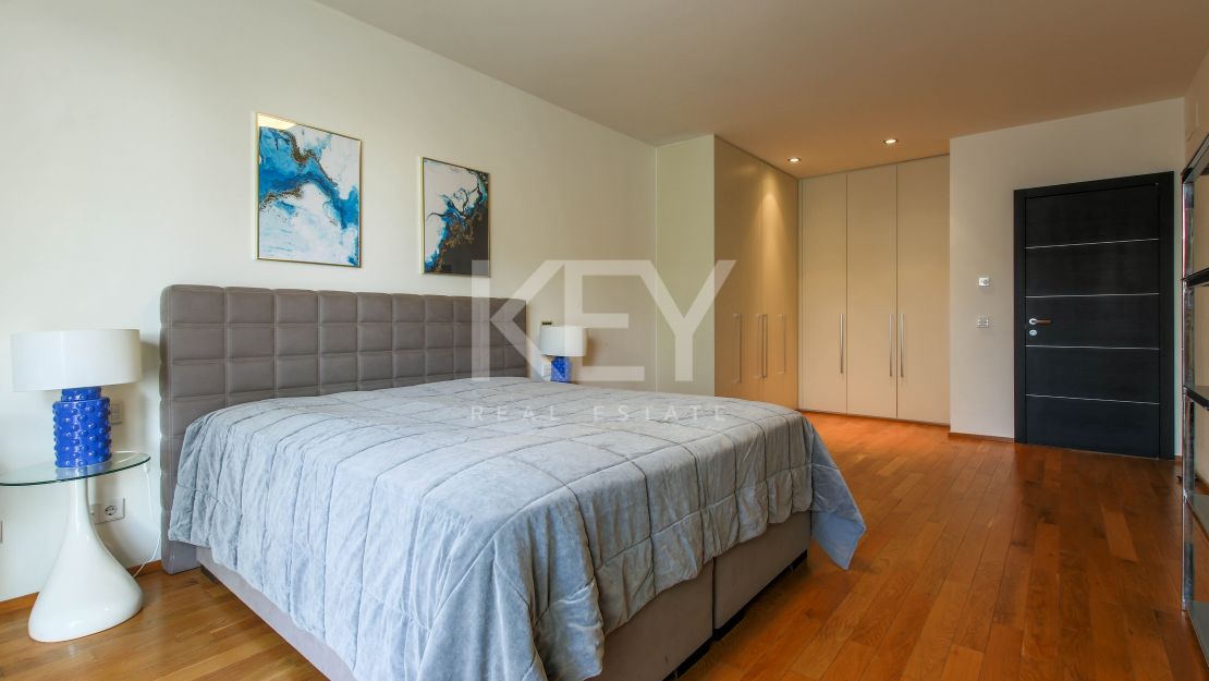 Moderna casa adosada en alquiler de larga temporada en la urbanización Sierra Blanca, Milla de Oro, Marbella