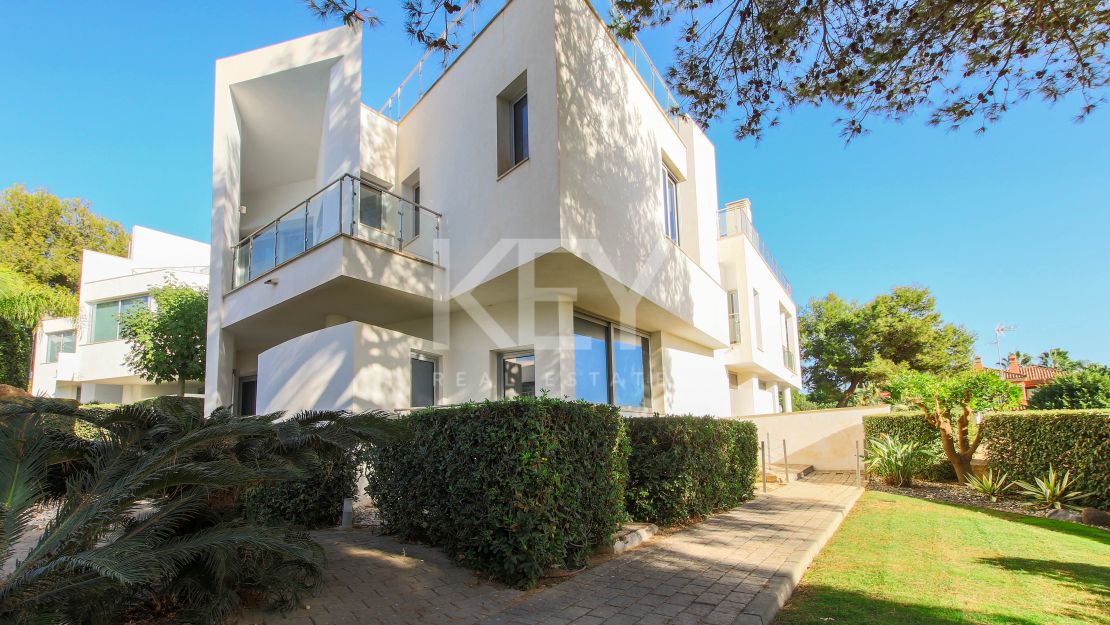 Modern townhouse for long term rental in the urbanisation of Sierra Blanca, Golden Mile, Marbella
