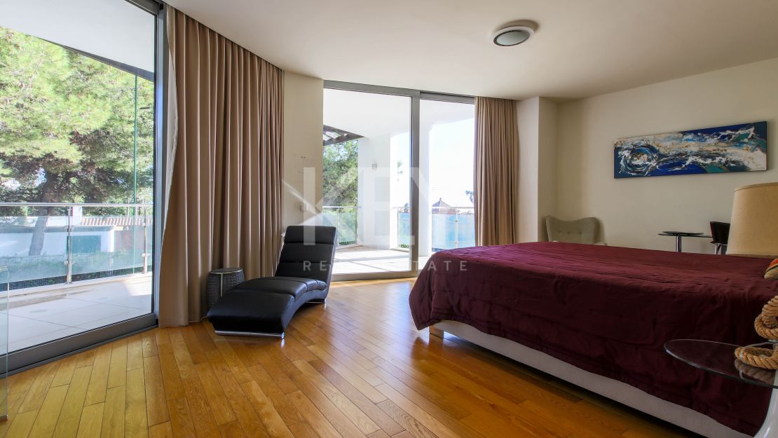 Moderna casa adosada en alquiler de larga temporada en la urbanización Sierra Blanca, Milla de Oro, Marbella