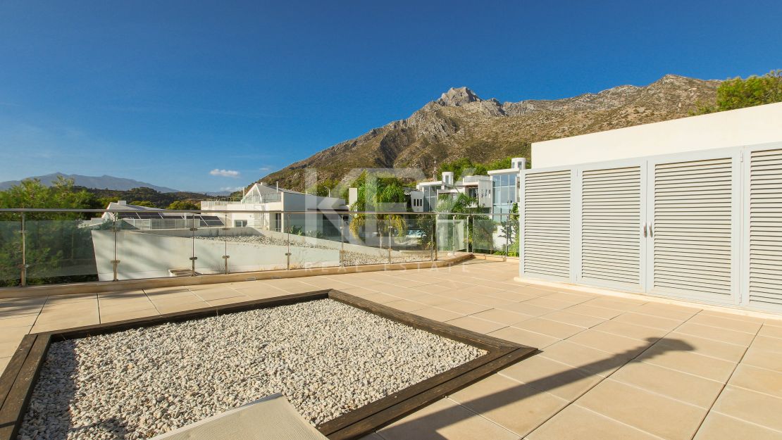 Moderna casa adosada en alquiler de larga temporada en la urbanización Sierra Blanca, Milla de Oro, Marbella