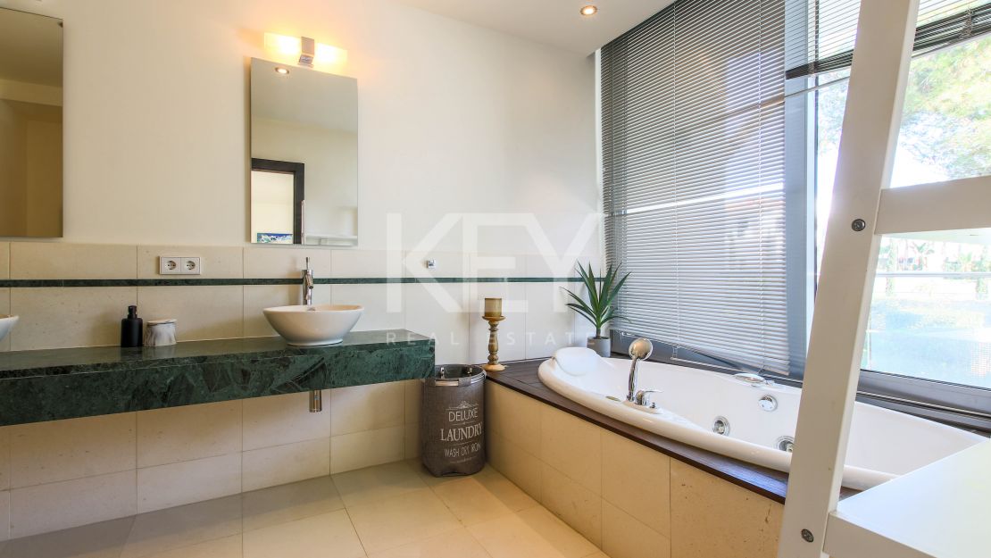 Moderna casa adosada en alquiler de larga temporada en la urbanización Sierra Blanca, Milla de Oro, Marbella