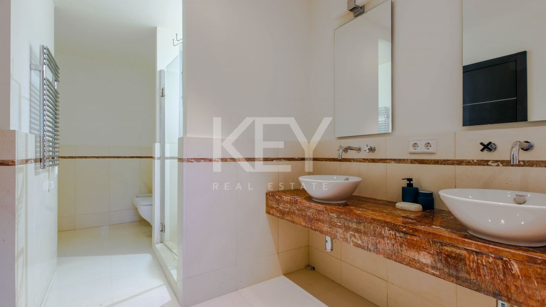 Moderna casa adosada en alquiler de larga temporada en la urbanización Sierra Blanca, Milla de Oro, Marbella