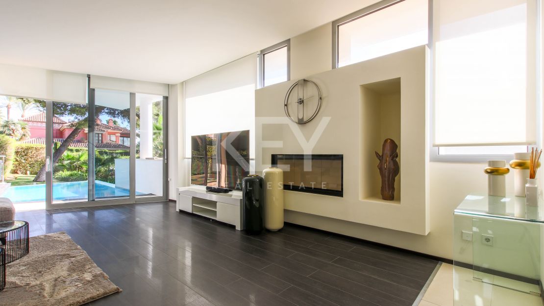 Moderna casa adosada en alquiler de larga temporada en la urbanización Sierra Blanca, Milla de Oro, Marbella