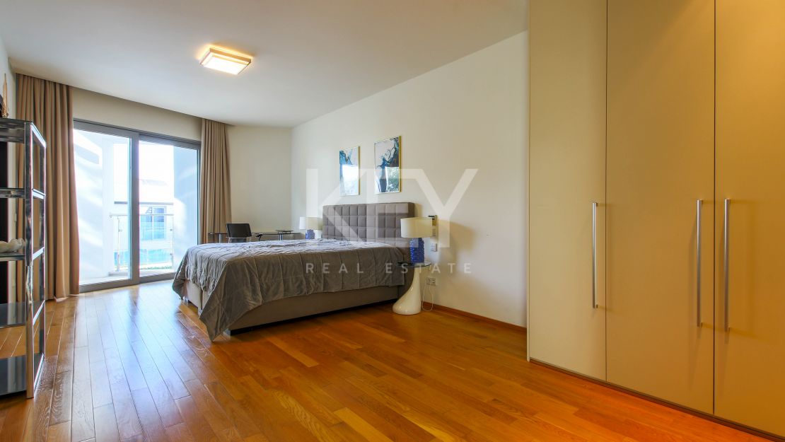 Moderna casa adosada en alquiler de larga temporada en la urbanización Sierra Blanca, Milla de Oro, Marbella