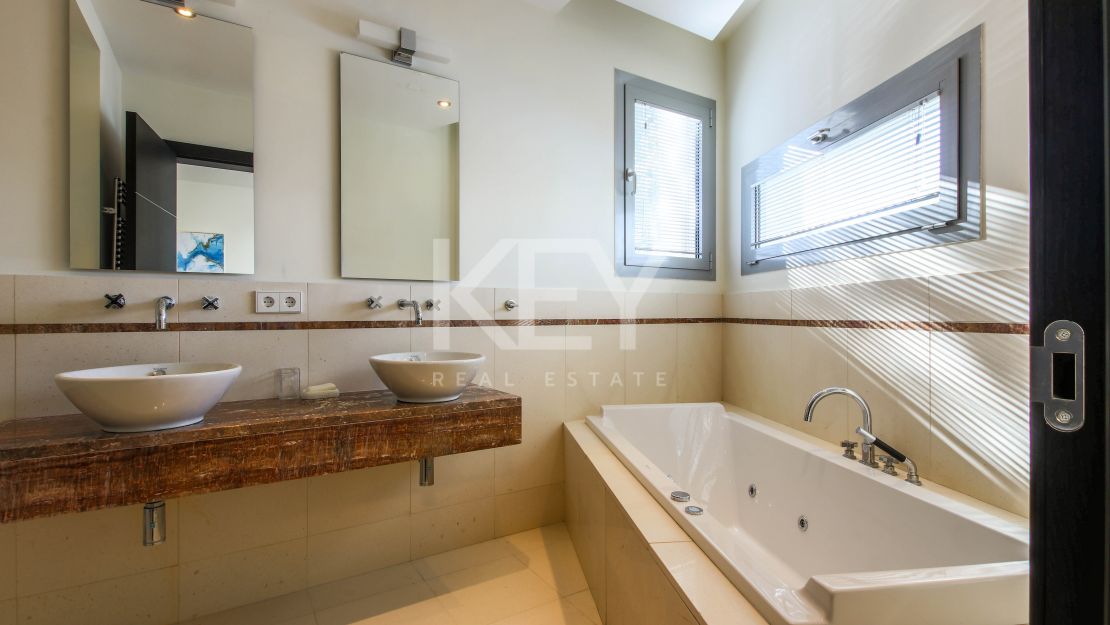 Moderna casa adosada en alquiler de larga temporada en la urbanización Sierra Blanca, Milla de Oro, Marbella