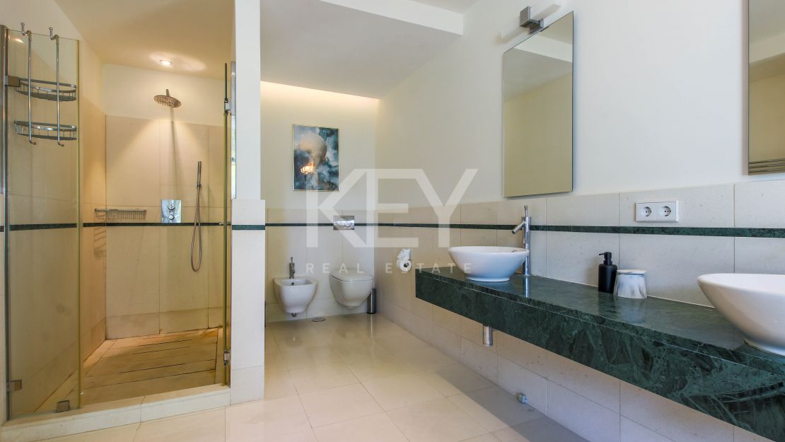 Moderna casa adosada en alquiler de larga temporada en la urbanización Sierra Blanca, Milla de Oro, Marbella