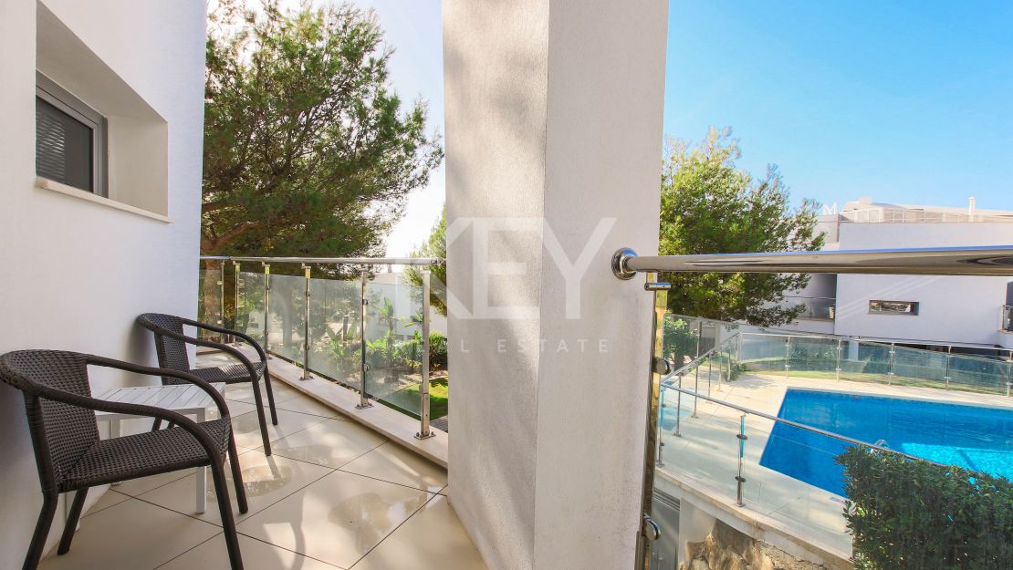 Moderna casa adosada en alquiler de larga temporada en la urbanización Sierra Blanca, Milla de Oro, Marbella