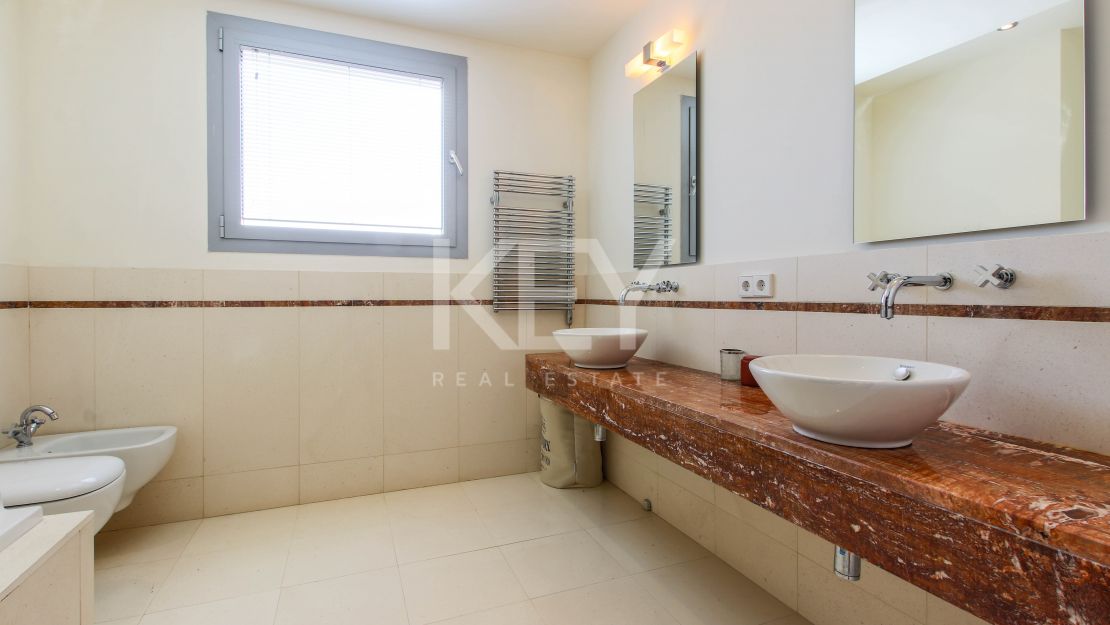 Moderna casa adosada en alquiler de larga temporada en la urbanización Sierra Blanca, Milla de Oro, Marbella