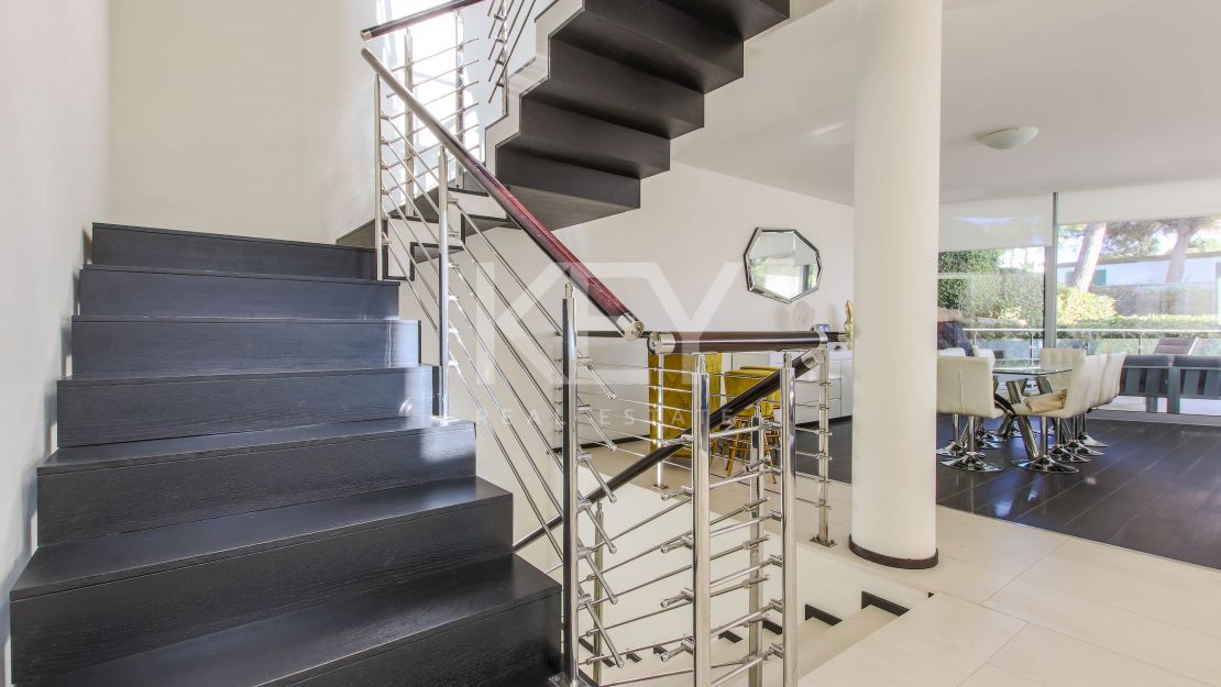 Moderna casa adosada en alquiler de larga temporada en la urbanización Sierra Blanca, Milla de Oro, Marbella