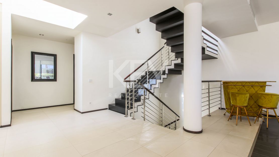 Moderna casa adosada en alquiler de larga temporada en la urbanización Sierra Blanca, Milla de Oro, Marbella